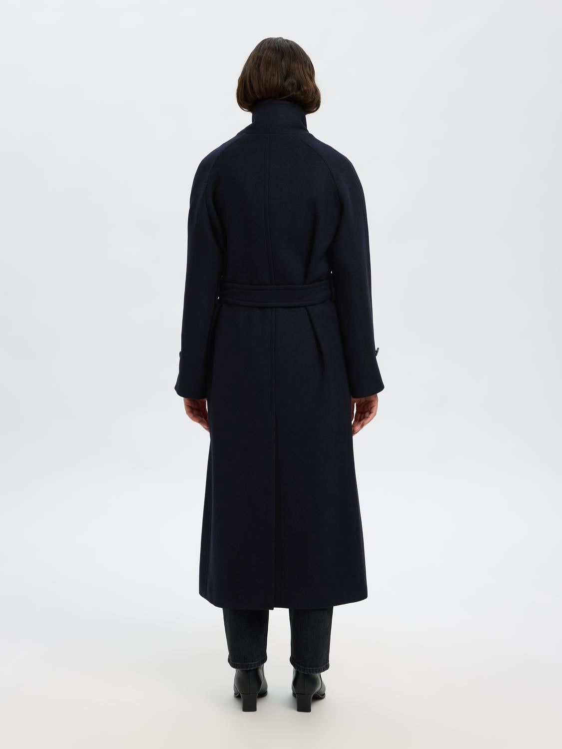 model_shot-back
